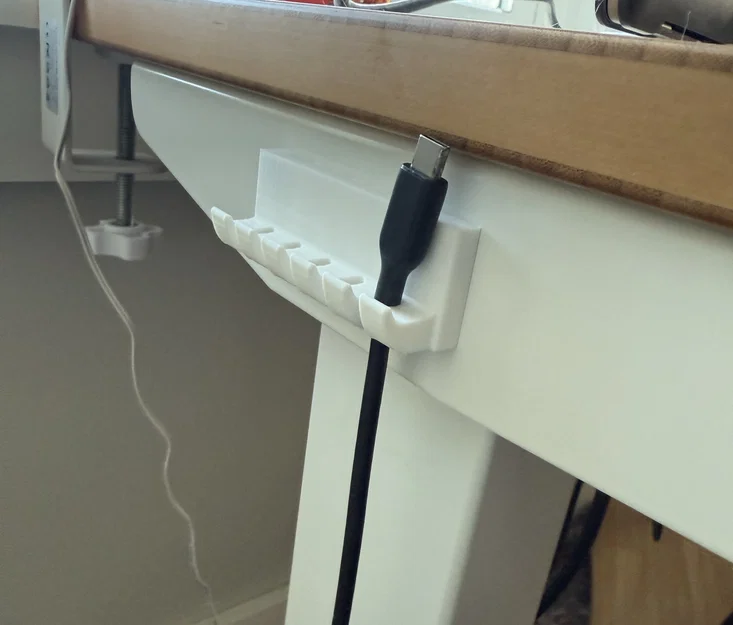 Miếng giữ cáp USB thay thế cho tấm logo bàn Uplift V2 - Image 1