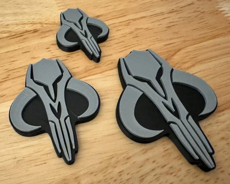 Nam châm tủ lạnh biểu tượng Bo-Katan Mythosaur (Star Wars) - In đa màu, thay nhựa dễ dàng - Image 1