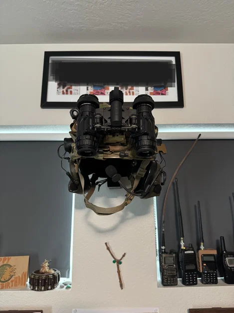 Giá treo tường cho mũ bảo hiểm tác chiến (Tactical Helmet) - Image 1