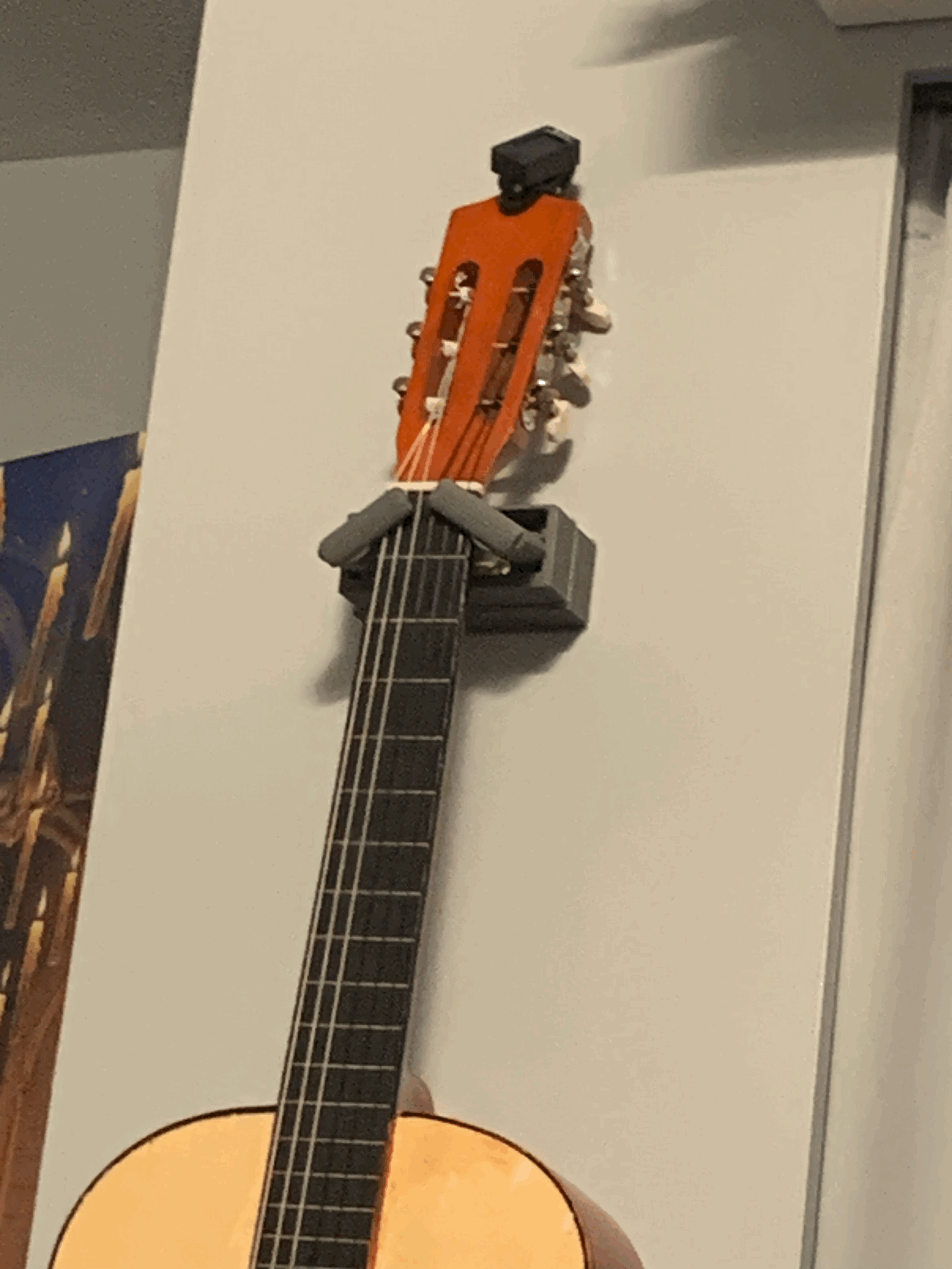 Giá treo đàn guitar tự khóa in 3D - Giải pháp bảo vệ đàn an toàn - Image 1