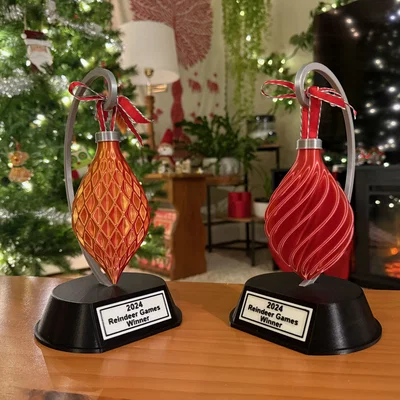 Cúp Reindeer Games và Giá treo đồ trang trí Giáng sinh