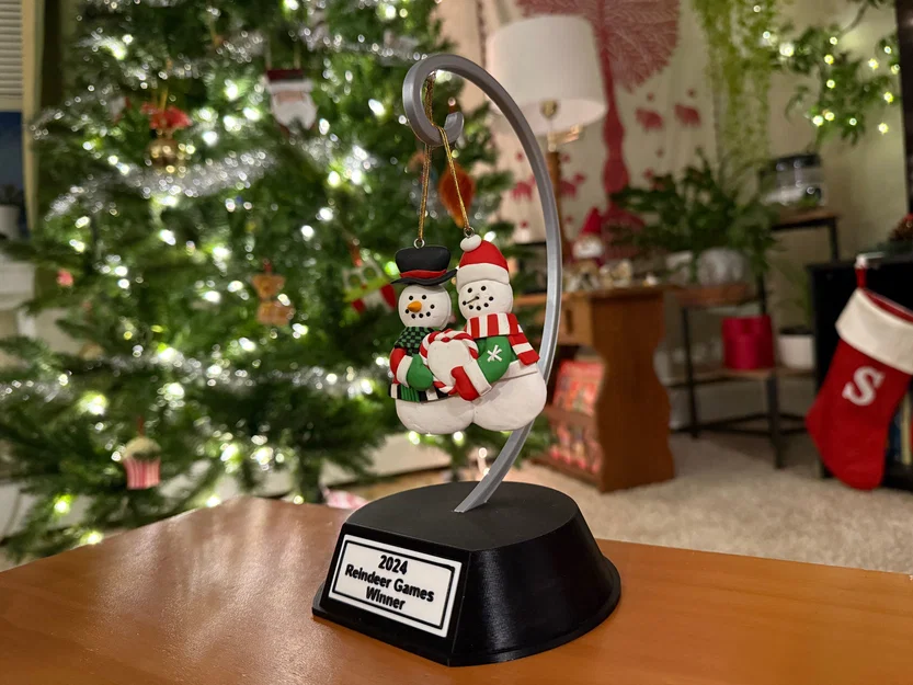 Cúp Reindeer Games và Giá treo đồ trang trí Giáng sinh - Image 2