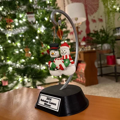 Cúp Reindeer Games và Giá treo đồ trang trí Giáng sinh