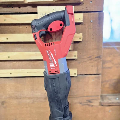 Giá treo máy cưa kiếm Milwaukee M18 Sawzall