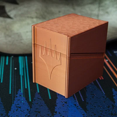 Hộp đựng bài Magic: The Gathering Commander với khung trưng bày thẻ trong suốt