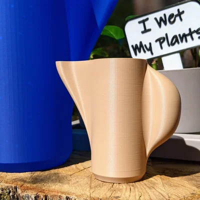 Bình tưới cây cách điệu Ergo Vase - Không chỉ là bình tưới thông thường