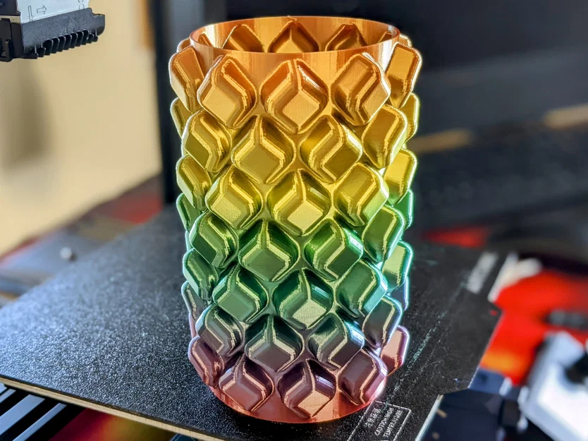 Bình hoa khối lập phương bo tròn xoắn ốc đầy mê hoặc - Image 1