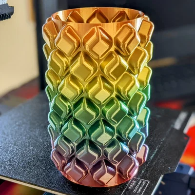 Bình hoa khối lập phương bo tròn xoắn ốc đầy mê hoặc