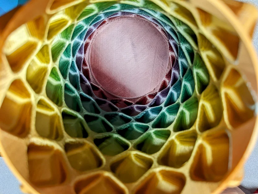 Bình hoa khối lập phương bo tròn xoắn ốc đầy mê hoặc - Image 2