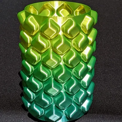 Bình hoa khối lập phương bo tròn xoắn ốc đầy mê hoặc