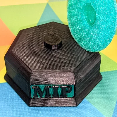 Cúp vinh danh MVP và Most Improved Player kèm bảng tên