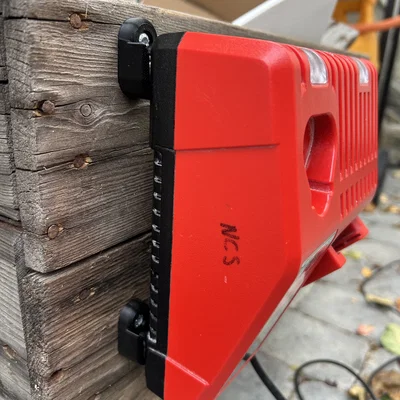 Giá treo tường cho sạc Milwaukee (Dễ dàng lắp đặt)