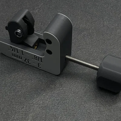 Dụng cụ cắt ống nhỏ gọn: Chính xác và đa năng cho ống PVC, đồng và nhôm