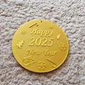 Vật trang trí hình tròn Happy New Year 2025 - Thumbnail 1