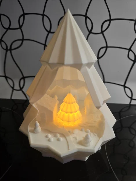 Cây thông Noel trang trí khung cảnh mùa đông - Image 1