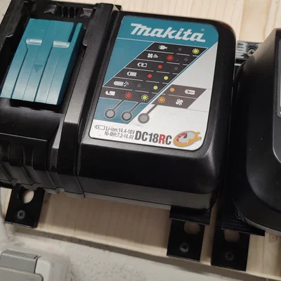 Giá treo tường cho sạc Makita DC18RC