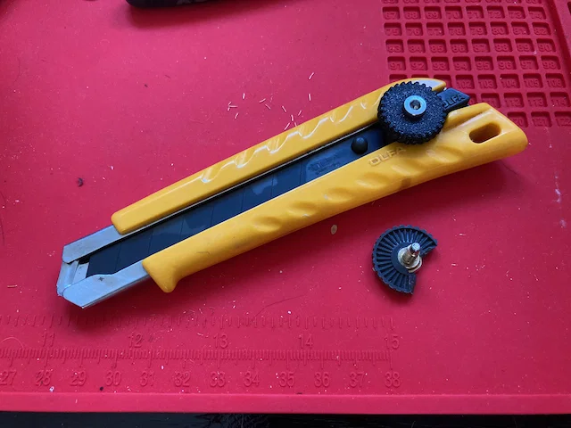 Núm vặn thay thế cho dao rọc giấy OLFA L-1 - Image 1