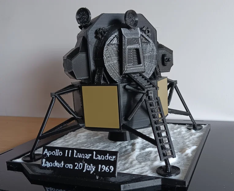 Mô hình tàu đổ bộ mặt trăng Apollo 11 - Image 1