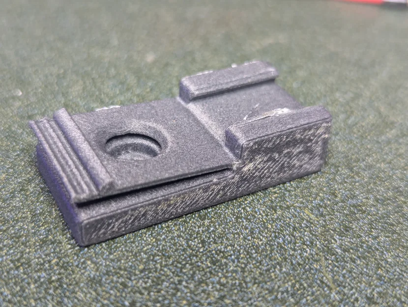 Ngàm gắn jack cắm Deutsch (DT) kèm kẹp cố định - Image 1