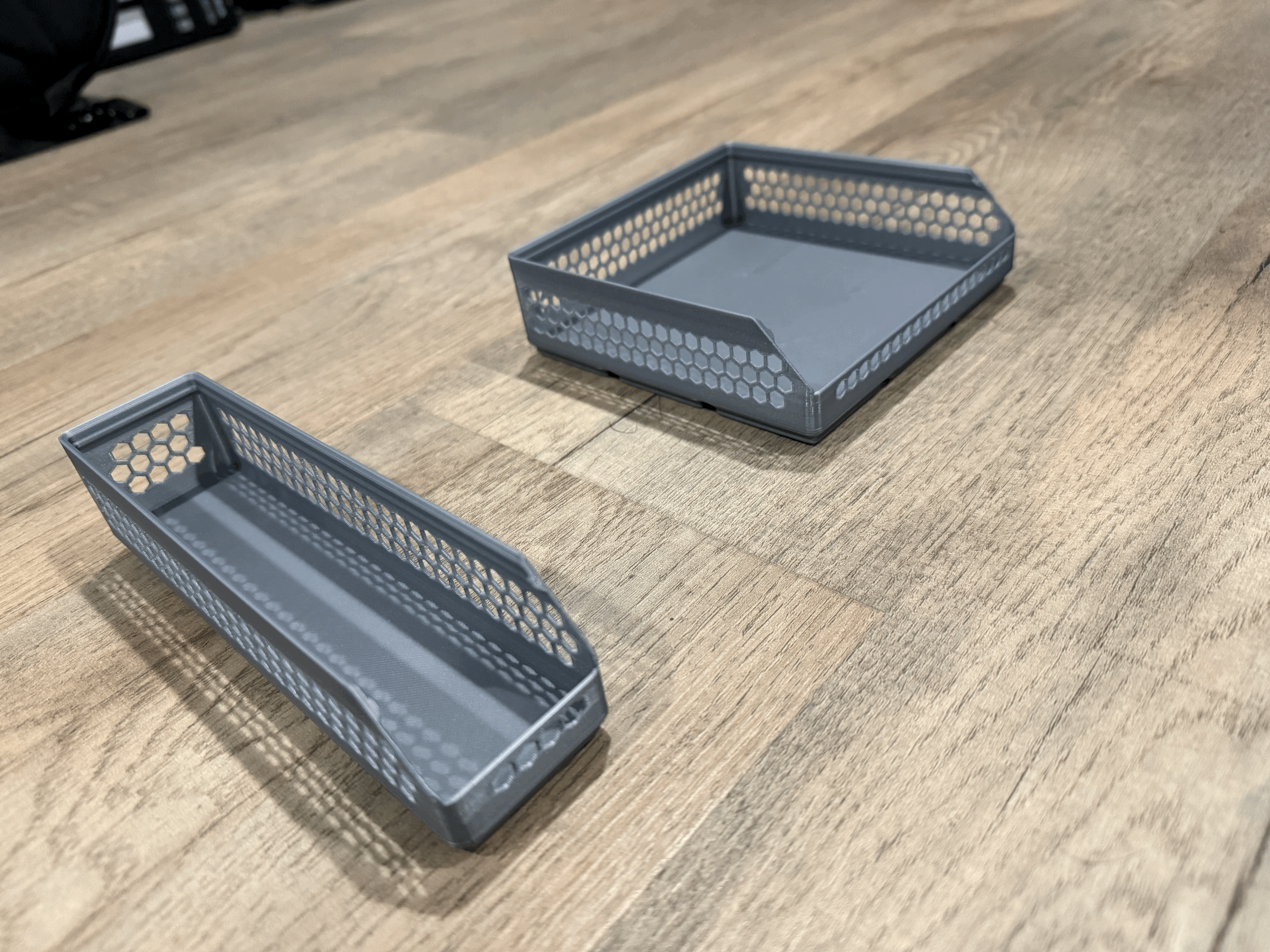 Khay Gridfinity - Thành lục giác, mặt trước cắt vát - Image 1