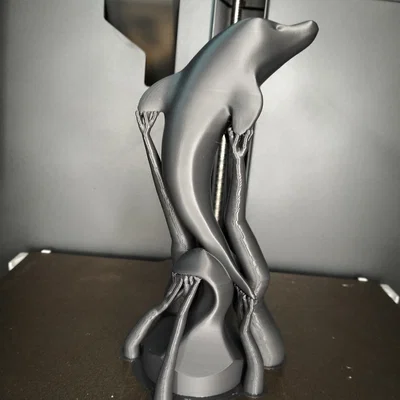 Tượng “Cá heo trên sóng” phong cách tối giản