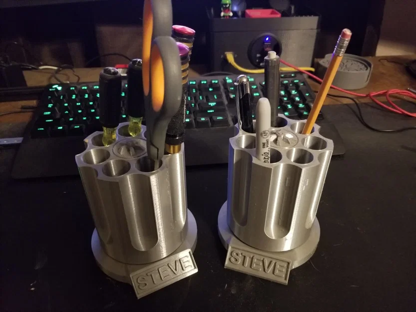 Ống đựng bút xoay hình ổ đạn súng lục (Revolver Pen Holder) - Image 1