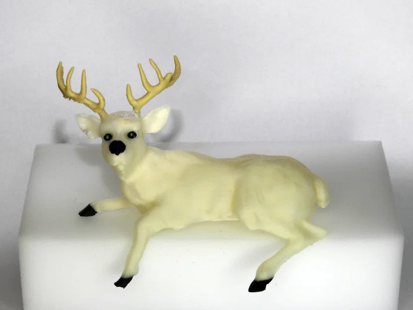 Mô hình chú hươu ngái ngủ vắt vẻo trên cạnh bàn - Image 3