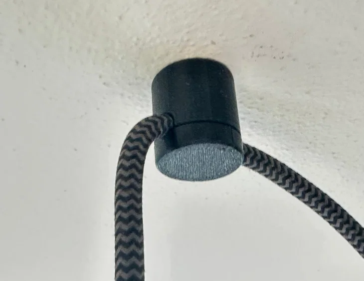 Giá treo dây điện trần nhà kiểu dáng tối giản nhưng sang trọng - Image 1