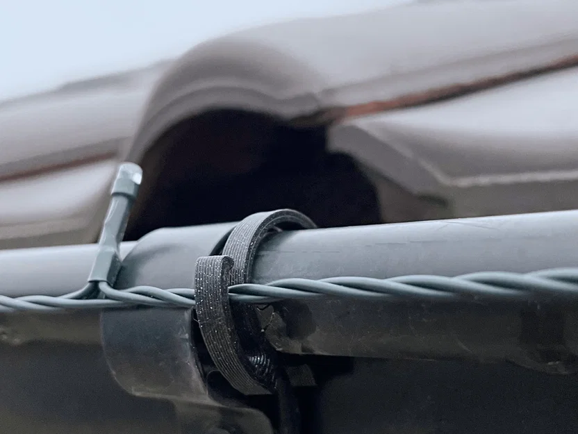 Kẹp treo đèn Giáng sinh trên máng xối - Image 1