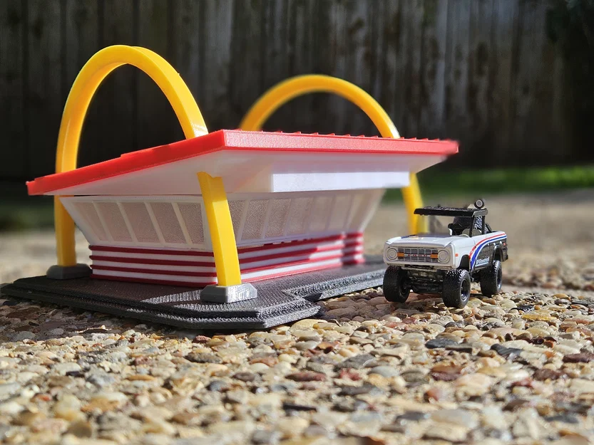 Mô hình cửa hàng McDonalds cổ điển tỉ lệ 1:64 cho dân chơi mô hình - Image 1