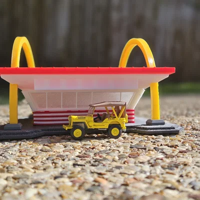 Mô hình cửa hàng McDonalds cổ điển tỉ lệ 1:64 cho dân chơi mô hình