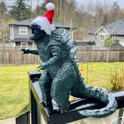 Mô hình Godzilla trang trí đỉnh cây thông Noel