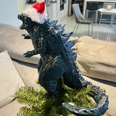 Mô hình Godzilla trang trí đỉnh cây thông Noel