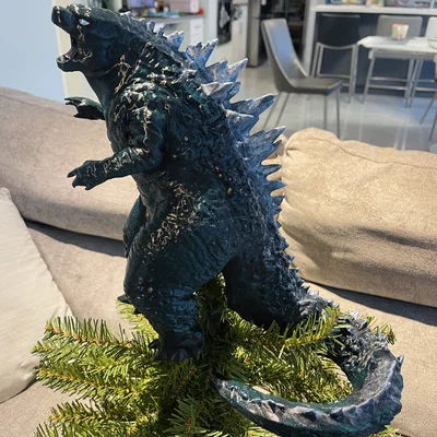 Mô hình Godzilla trang trí đỉnh cây thông Noel
