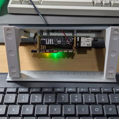 Chân đế màn hình cảm ứng Raspberry Pi Touch Display 2 gọn gàng