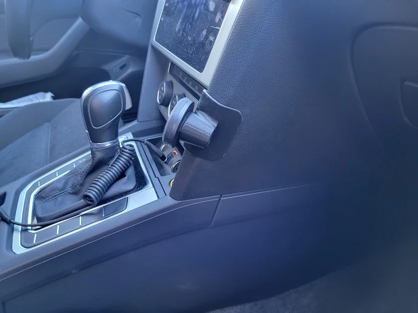 Ngàm gắn giá đỡ điện thoại nam châm cho bảng điều khiển trung tâm Passat B8 - Image 4
