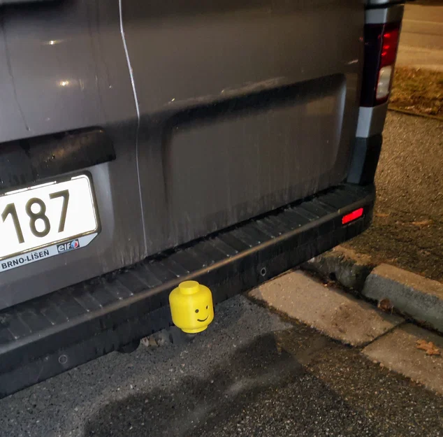 Nắp đậy móc kéo xe hơi hình đầu Lego độc đáo - Image 2