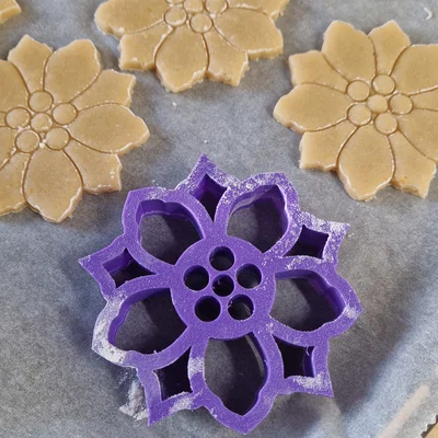 Khuôn Cắt Bánh Quy Hoa Trạng Nguyên (Poinsettia Cookie Cutter)