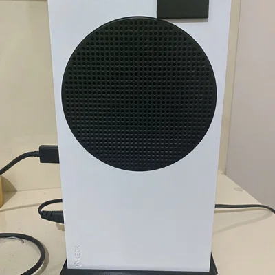 Chân đế dựng đứng Xbox Series S giúp tản nhiệt và tối ưu không gian