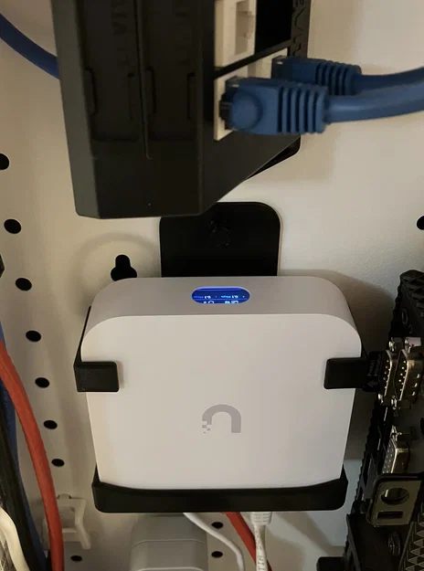 Giá đỡ UniFi Express cho Leviton Structured Media Cabinet (hoặc bắt tường) - Image 1