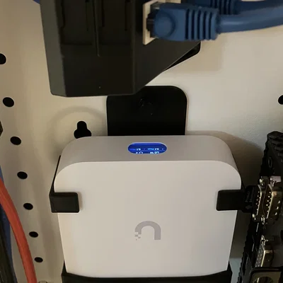 Giá đỡ UniFi Express cho Leviton Structured Media Cabinet (hoặc bắt tường)