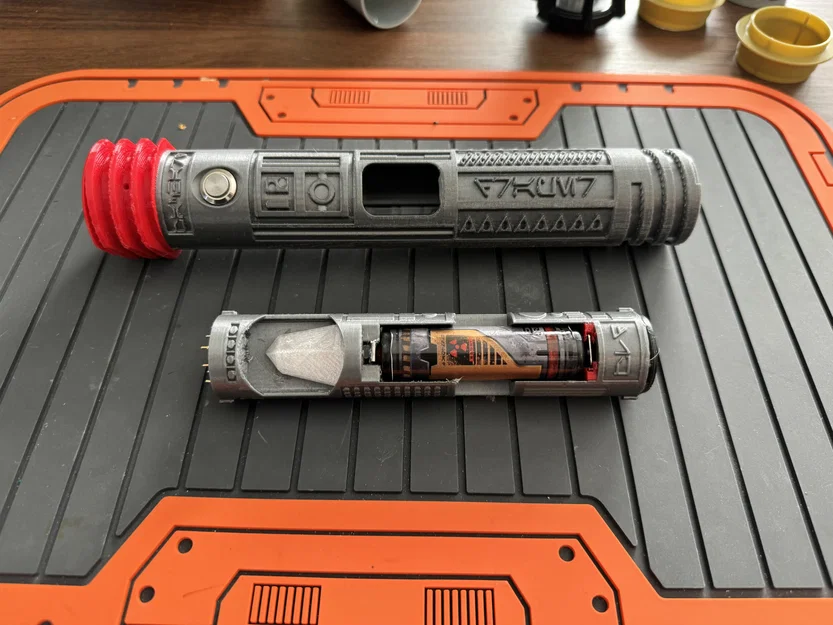 TraderPixel Saber & Chassis – Tay cầm lightsaber & chassis cho “scrap” Disney - Image 1