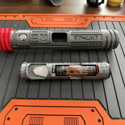 TraderPixel Saber & Chassis – Tay cầm lightsaber & chassis cho “scrap” Disney