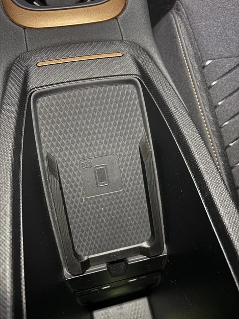 Cupra Born - Khay sạc tối ưu (dài hơn) (đã test với iPhone 15) - Image 1