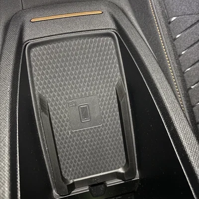 Cupra Born - Khay sạc tối ưu (dài hơn) (đã test với iPhone 15)
