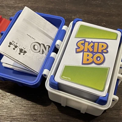 Hộp đựng bài Skip‑Bo Retro (Nhiều Màu) in 3D