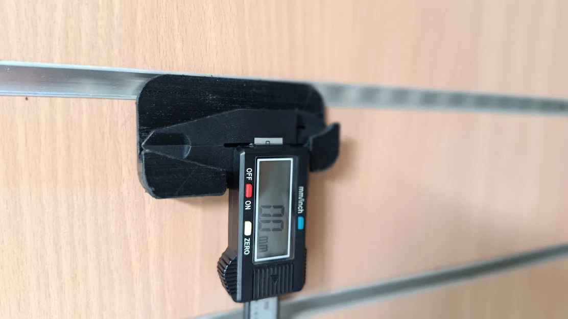 Giá treo thước cặp điện tử trên tấm Slatwall tiện lợi - Image 1