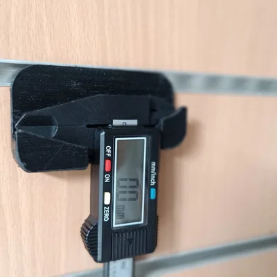 Giá treo thước cặp điện tử trên tấm Slatwall tiện lợi