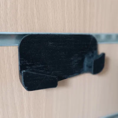Giá treo thước cặp điện tử trên tấm Slatwall tiện lợi