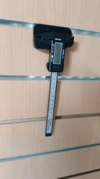 Giá treo thước cặp điện tử trên tấm Slatwall tiện lợi - Image 4